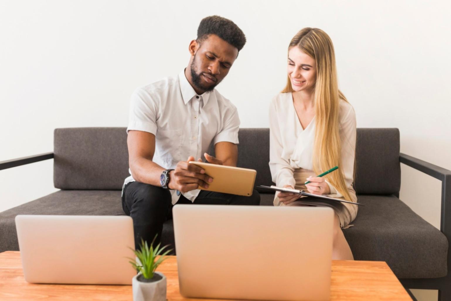 Séance de travail collaborative sur la planification budgétaire
