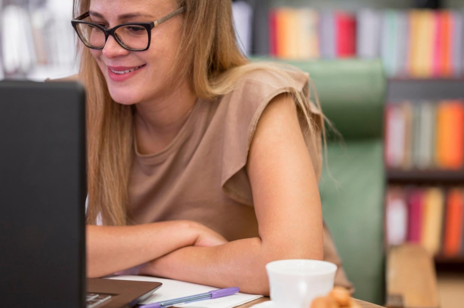 Étudiants travaillant sur un projet de communication budgétaire en équipe